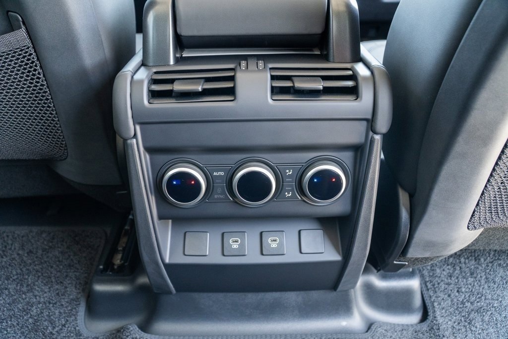 2025 Land Rover Defender 110 X-Dynamic SE photo 24