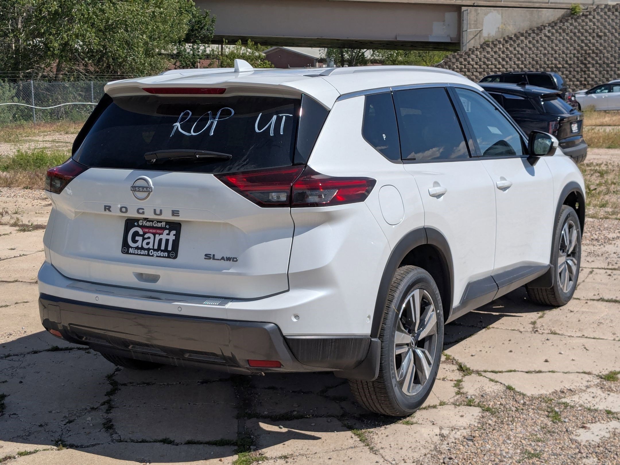 2025 Nissan Rogue SL photo 3