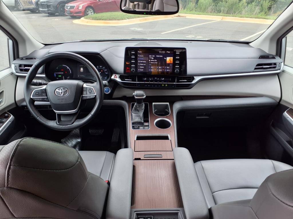 2021 Toyota Sienna XLE photo 25
