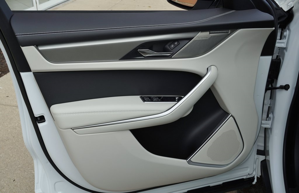 2026 JAGUAR F-PACE - Image 10