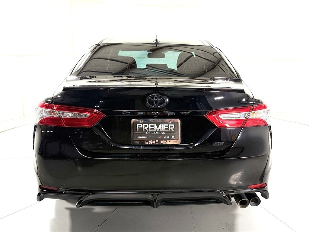 2020 Toyota Camry SE photo 3