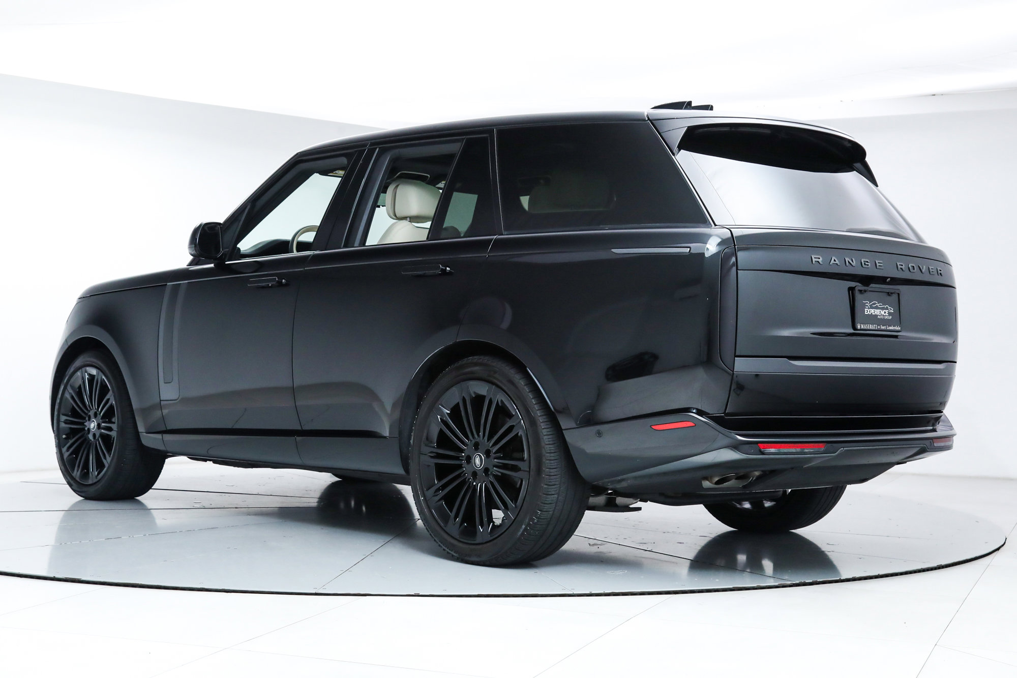 2024 Land Rover Range Rover SE photo 3
