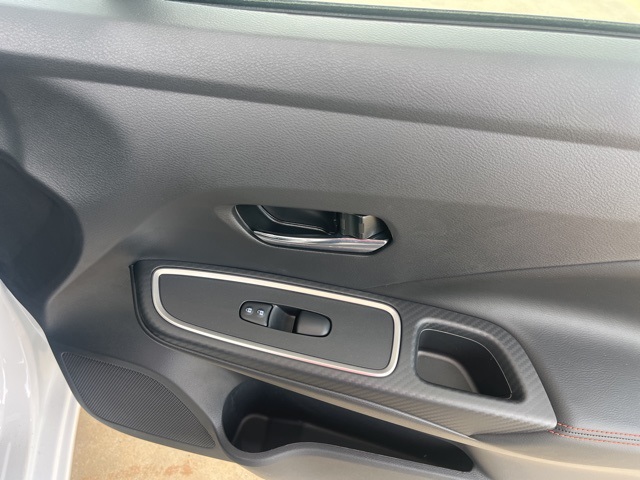 2025 Nissan Versa 1.6 SR photo 19