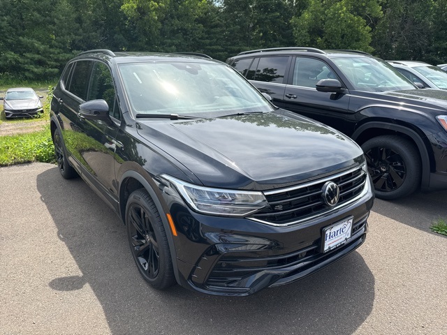 2024 Volkswagen Tiguan SE R-LINE BLACK's photo