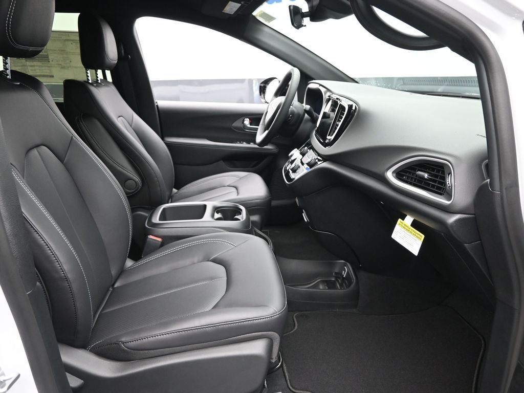 2026 Chrysler Voyager LE photo 5