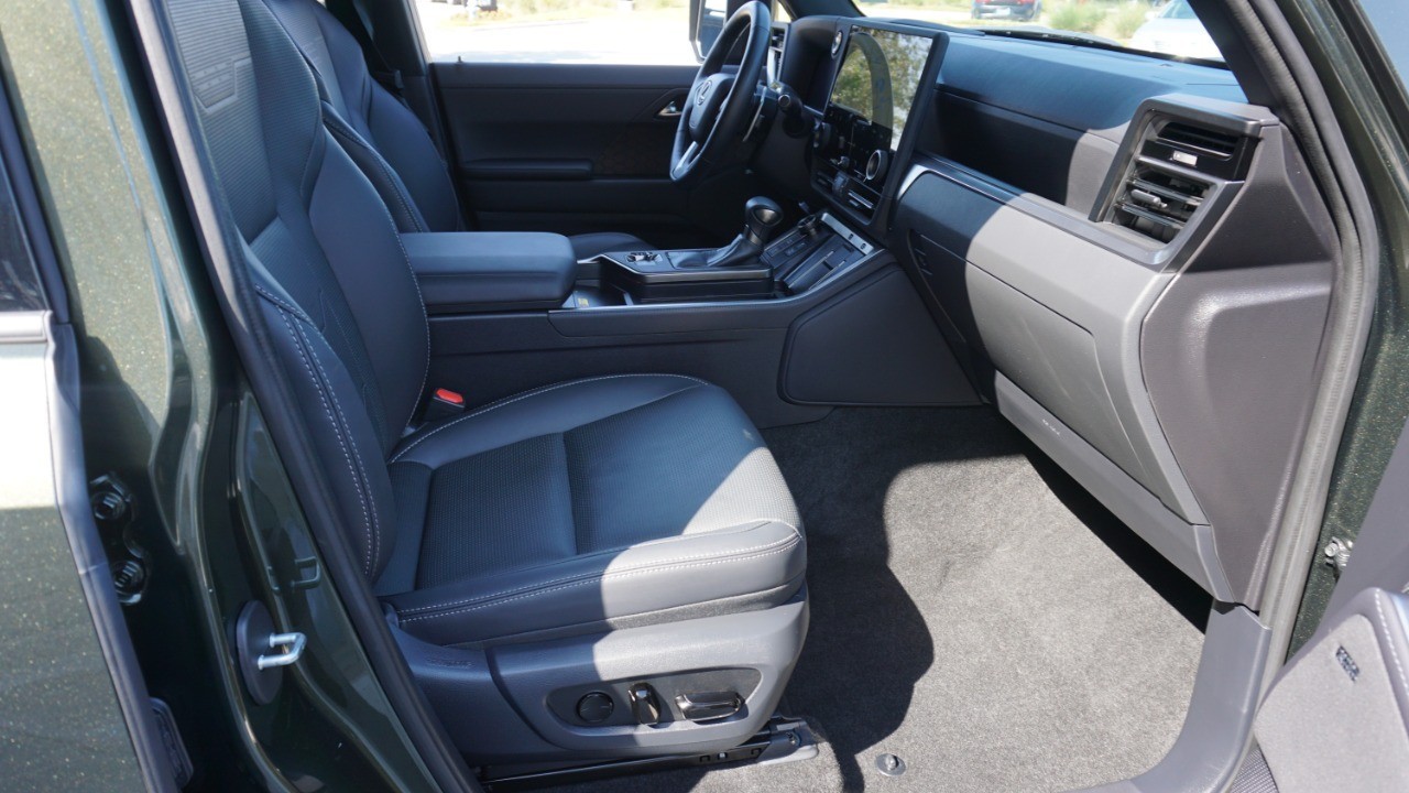2024 Lexus GX 550 Luxury photo 12