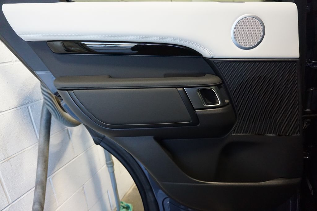 2025 Land Rover Discovery S photo 28