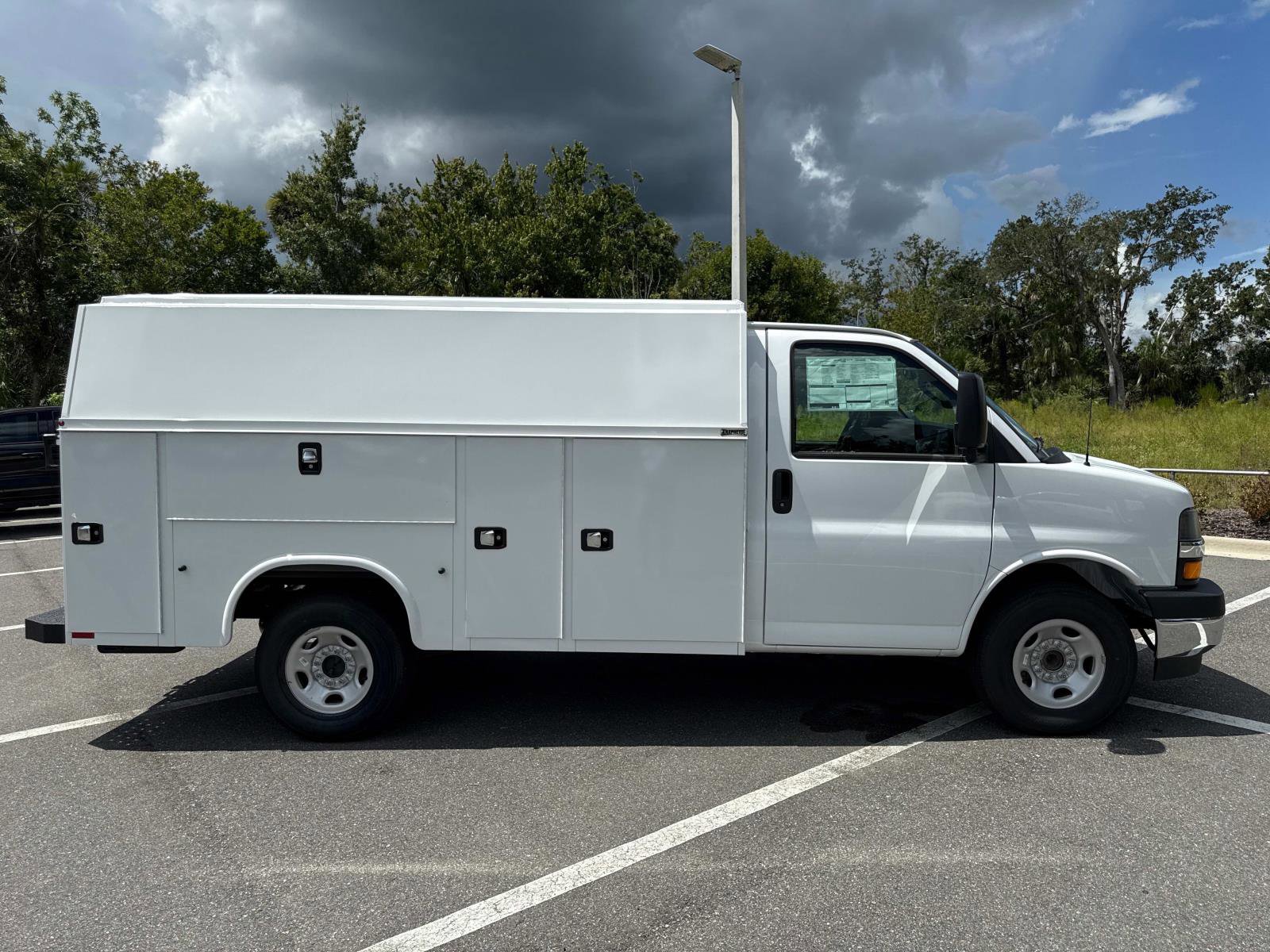 2025 Chevrolet Express Cutaway 3500 photo 2