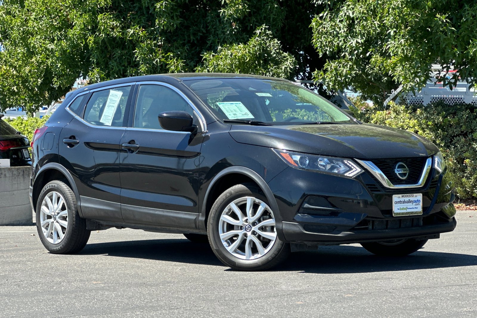2022 Nissan Rogue Sport S photo 2