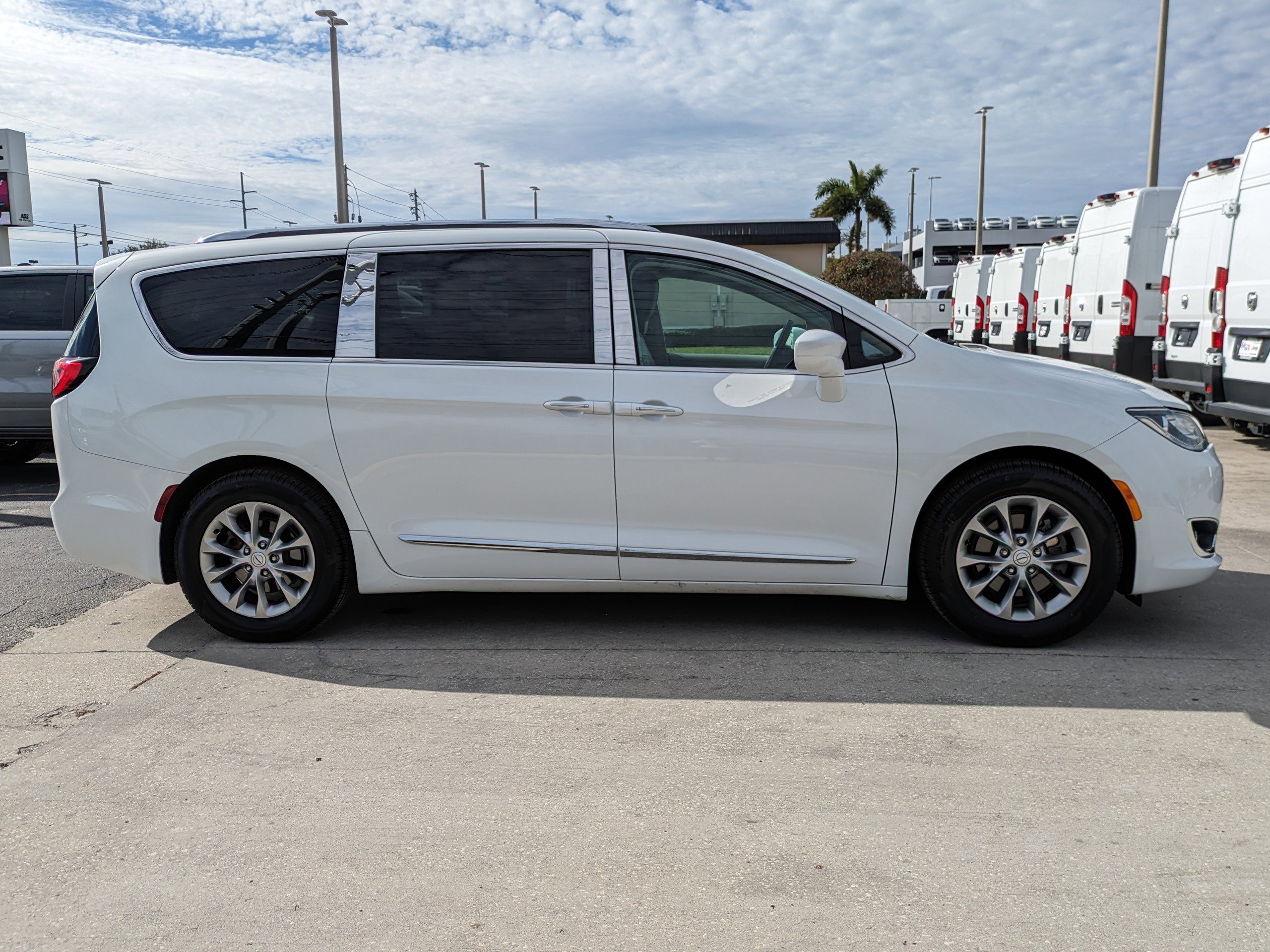 2018 Chrysler Pacifica Touring L photo 3
