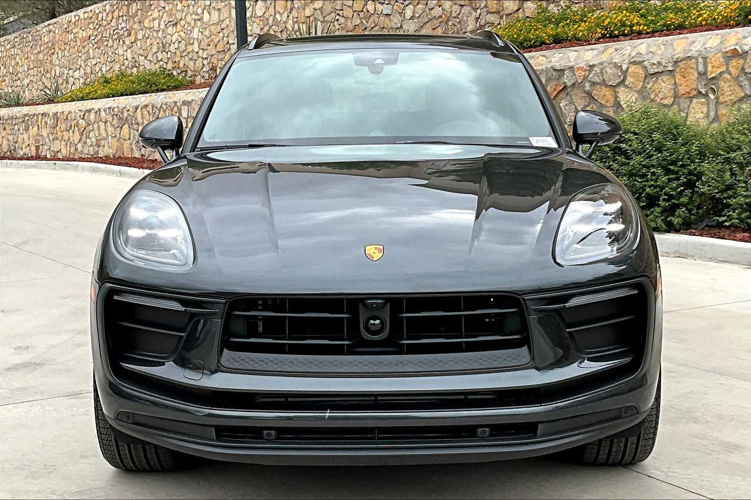 2026 Porsche Macan T photo 9