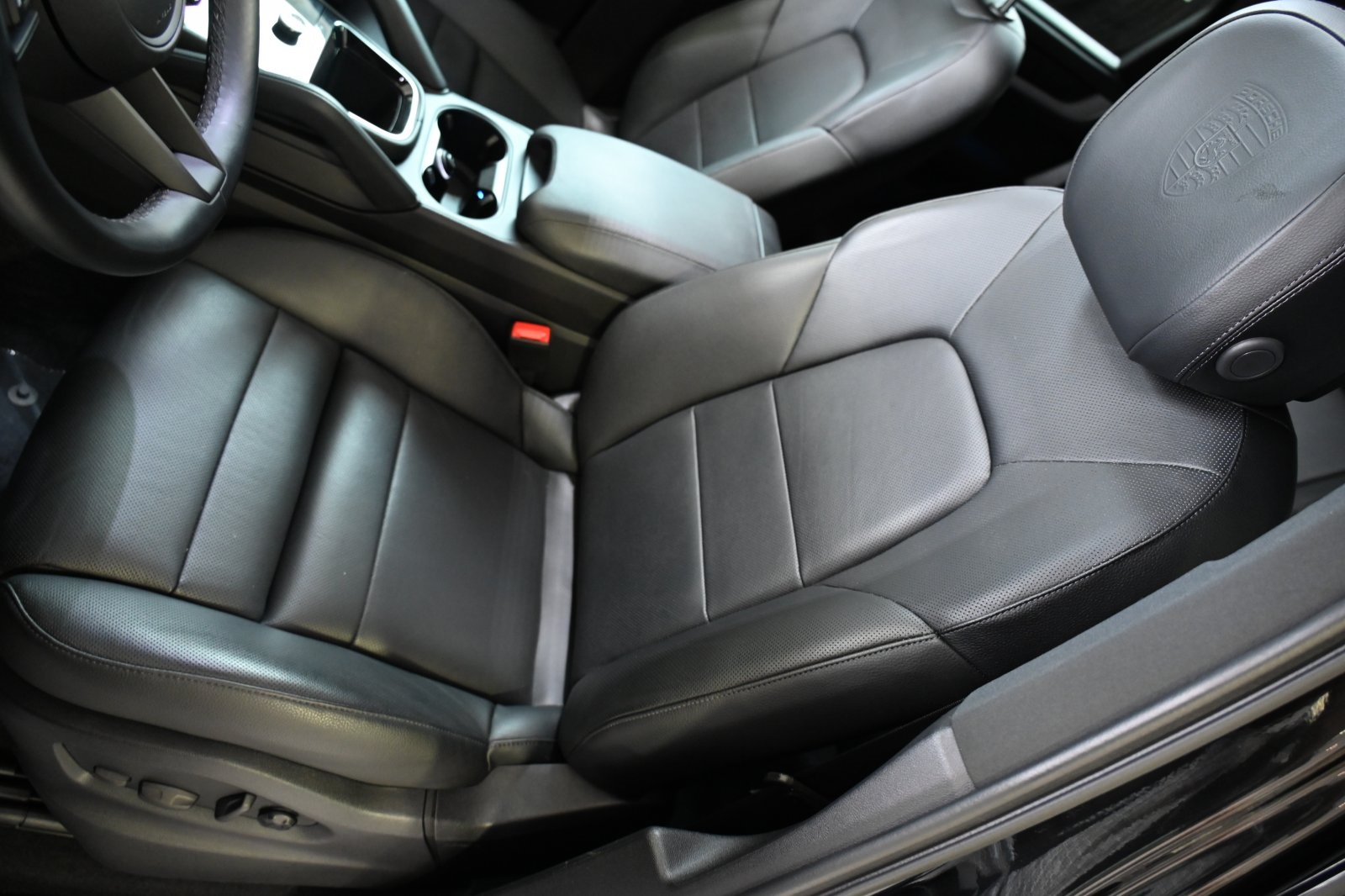 2024 Porsche Cayenne Base photo 16
