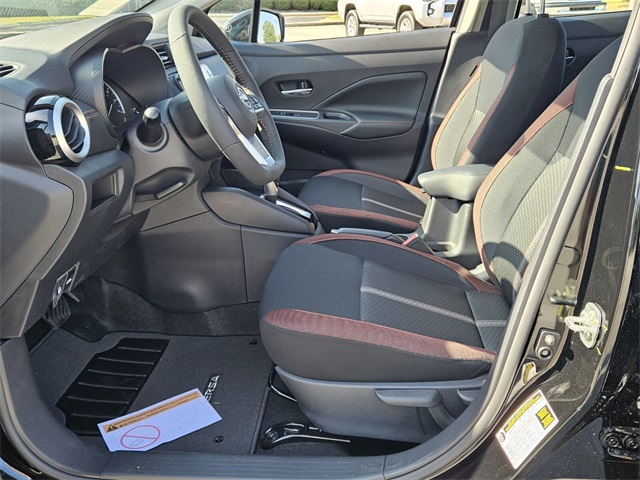2025 Nissan Versa 1.6 SR photo 3