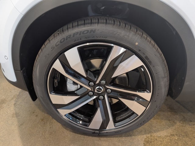2026 Volvo XC40 photo 7