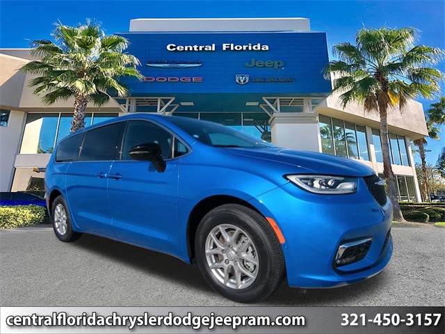 2026 Chrysler Pacifica Select's photo