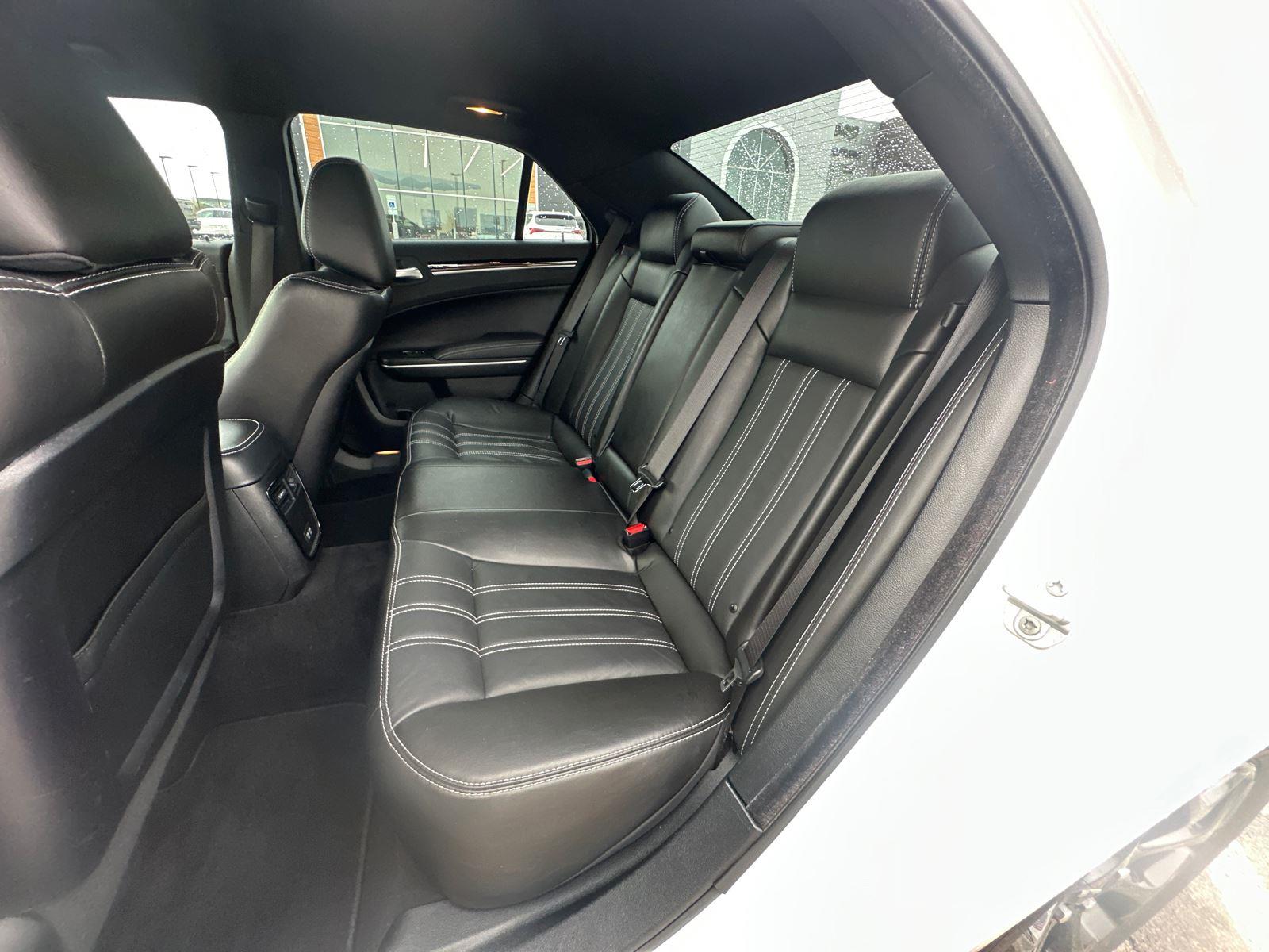 2020 Chrysler 300 photo 21