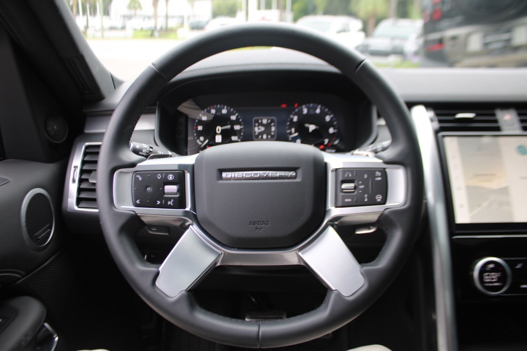 2024 Land Rover Discovery P360 Dynamic SE photo 11