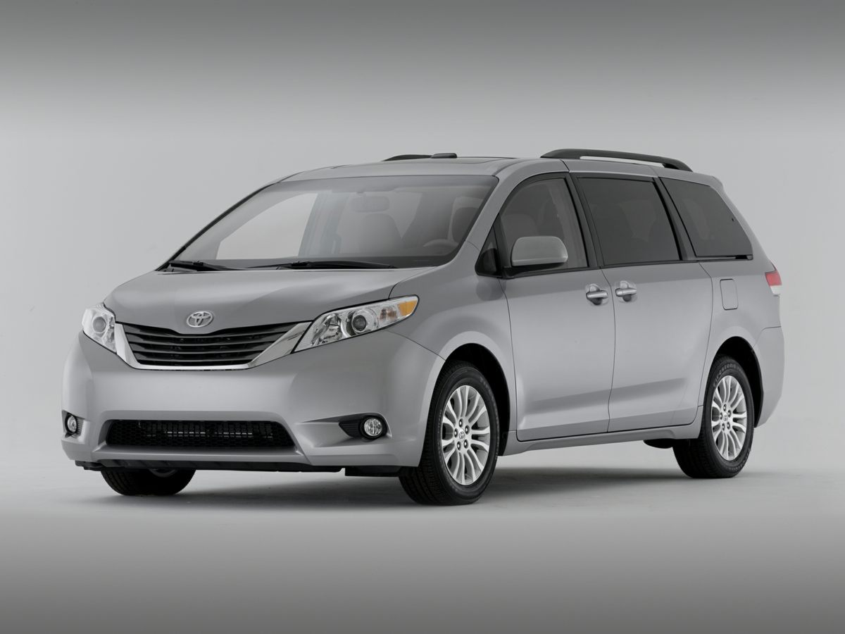 2013 Toyota Sienna LE's photo
