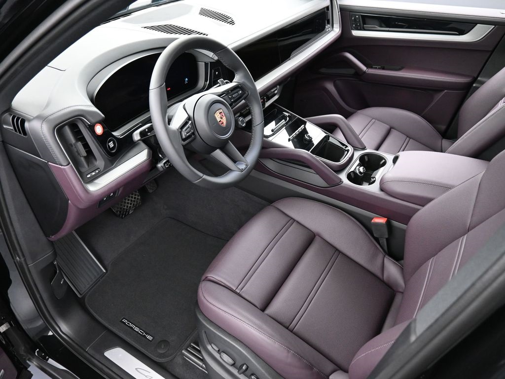 2025 Porsche Cayenne photo 3