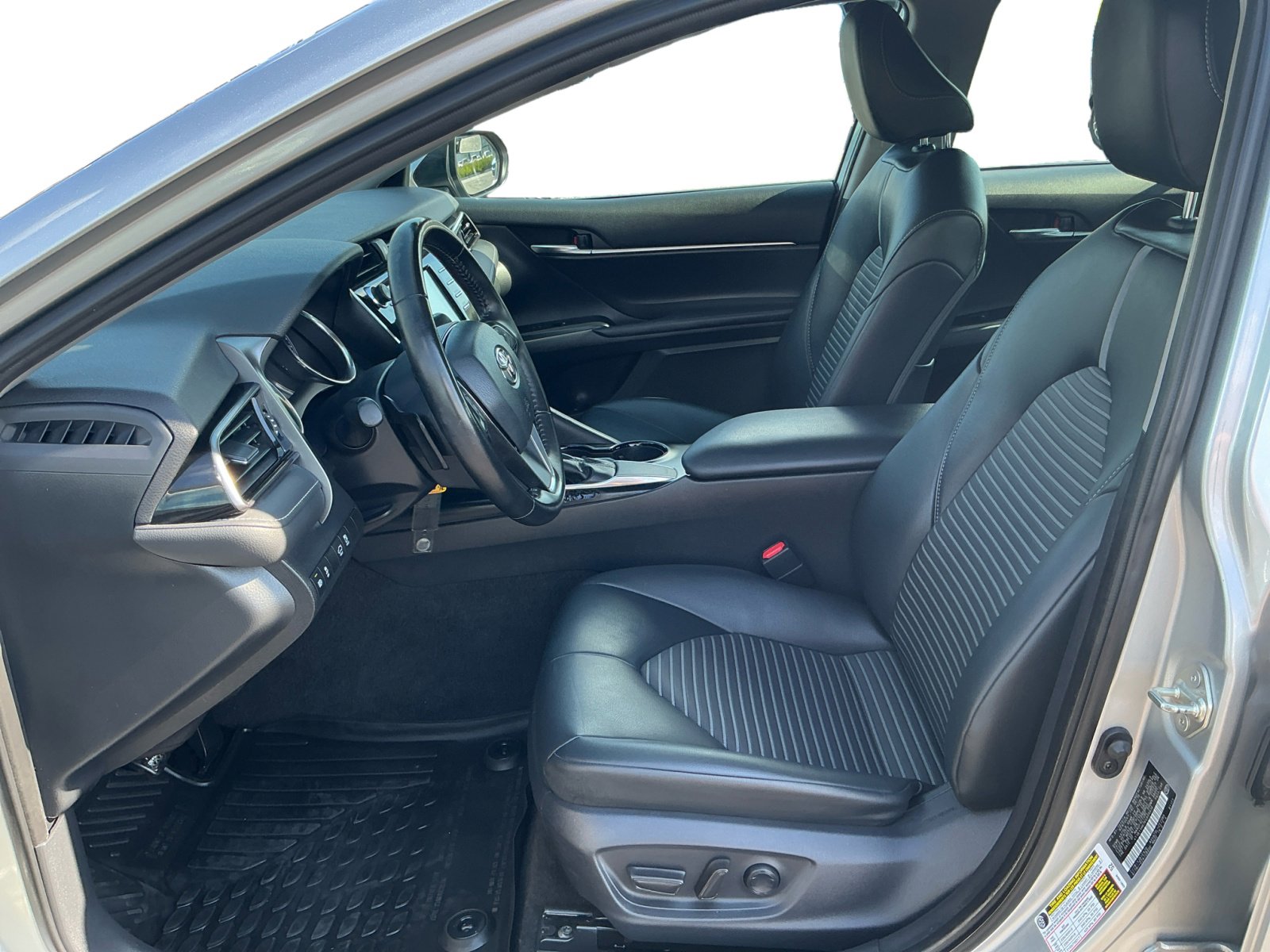 2019 Toyota Camry SE photo 2