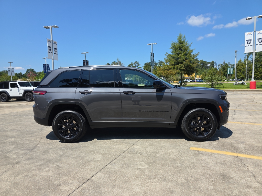 2025 Jeep Grand Cherokee Laredo Altitude photo 4