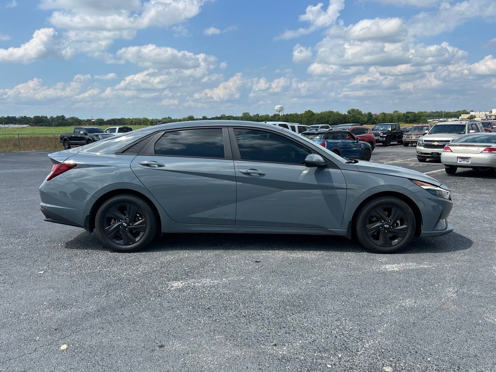 2022 Hyundai Elantra SEL photo 3