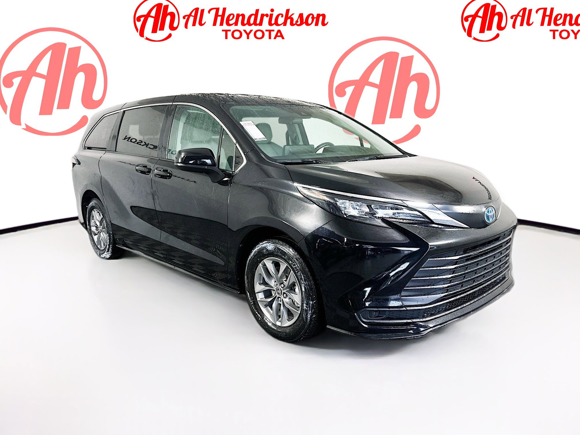 2024 Toyota Sienna LE's photo