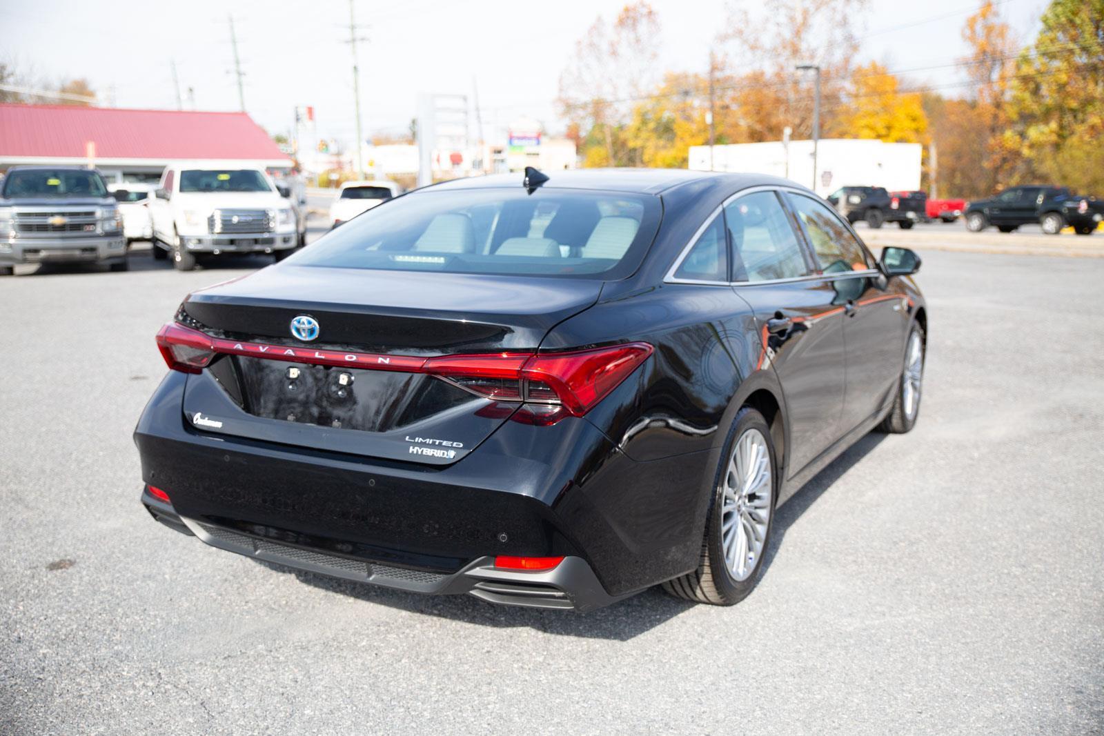 2019 Toyota Avalon Hybrid Limited photo 3