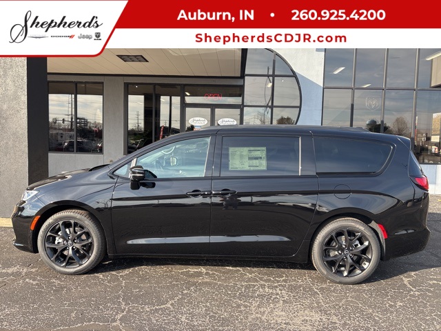 2026 Chrysler Pacifica Select's photo