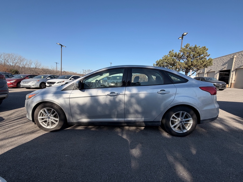 Used 2018 Ford Focus SE with VIN 1FADP3F27JL223388 for sale in Kansas City