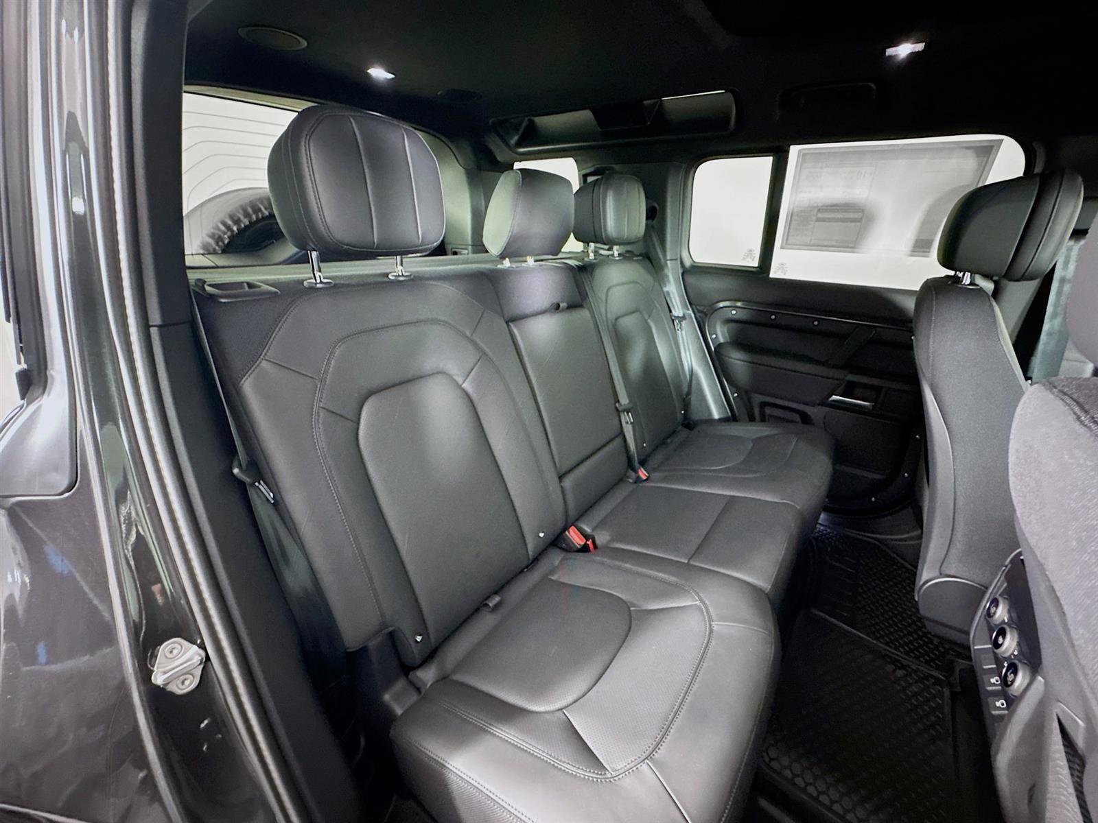 2025 Land Rover Defender 110 photo 27