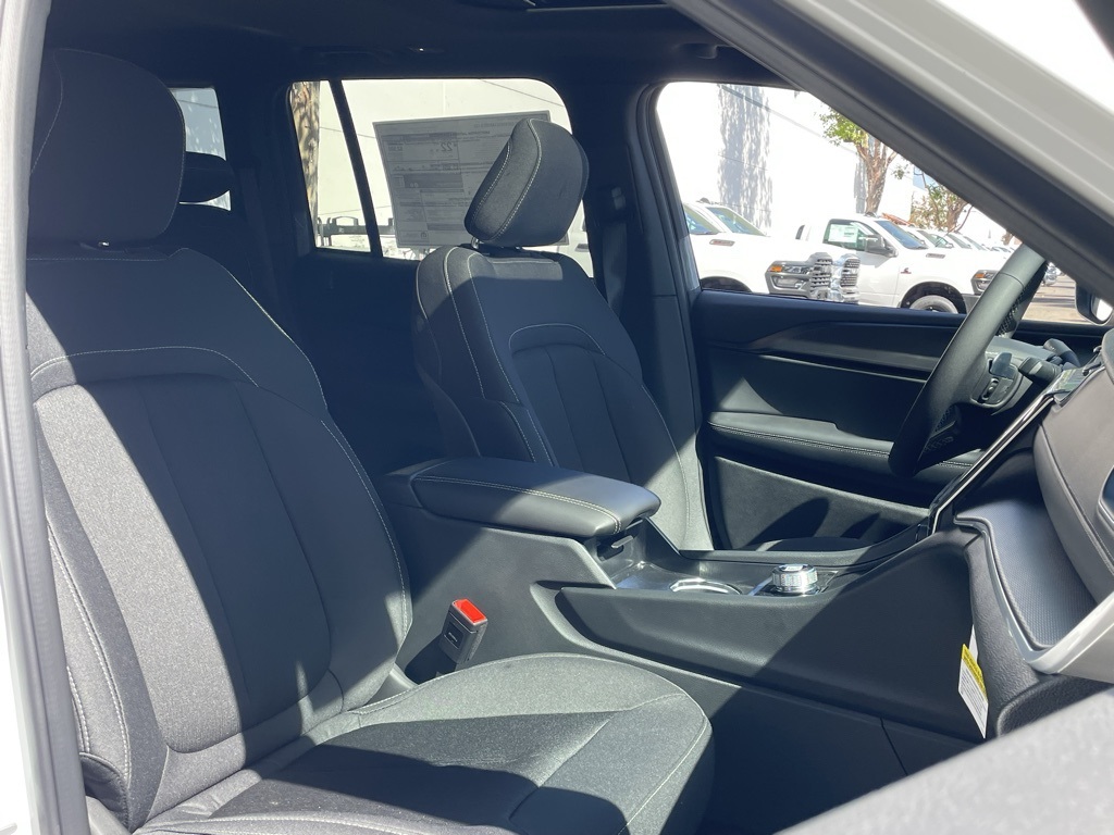 2025 Jeep Grand Cherokee Laredo X photo 17