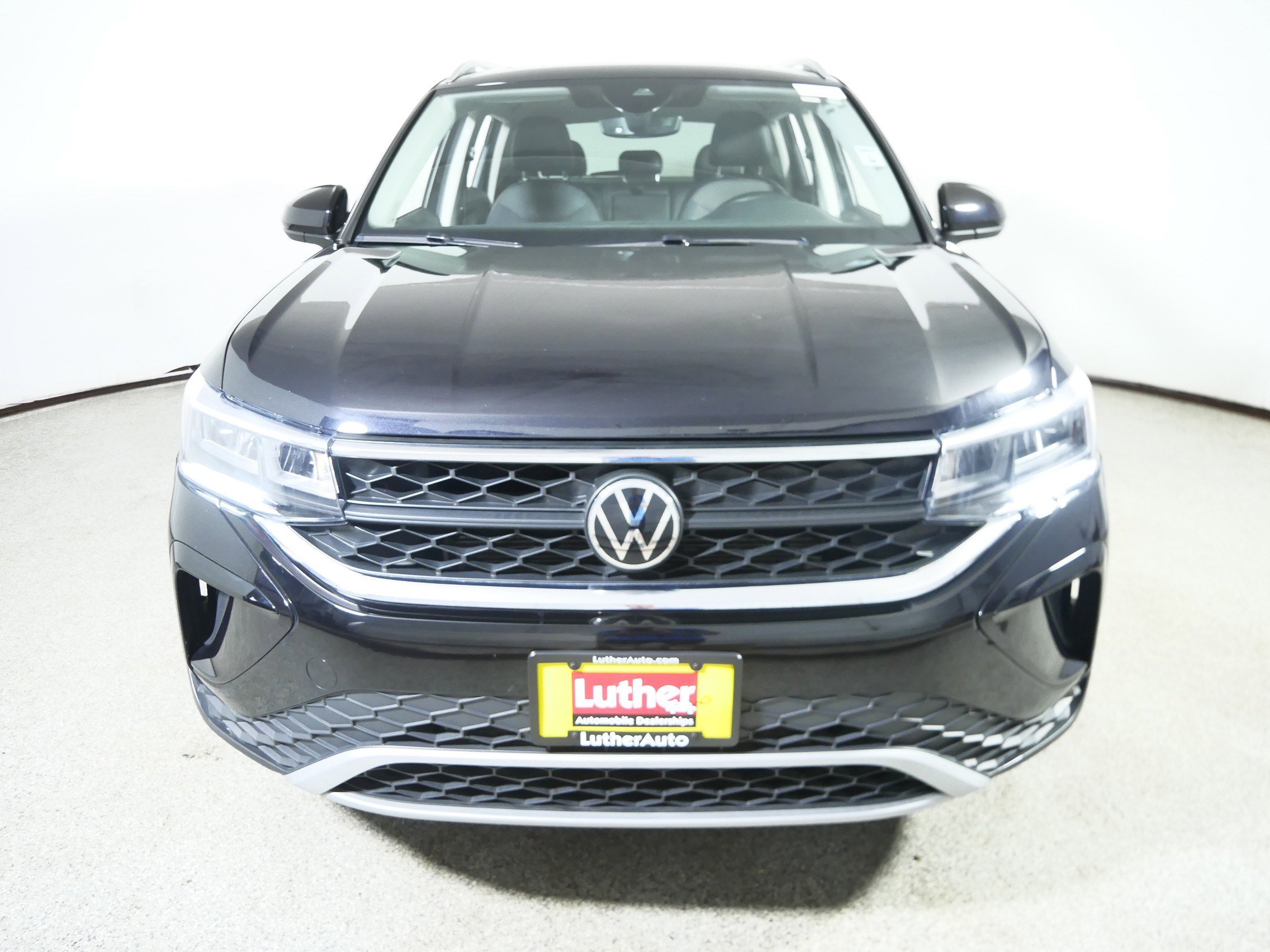 Used 2022 Volkswagen Taos SE with VIN 3VVPX7B22NM032293 for sale in Brooklyn Center, Minnesota