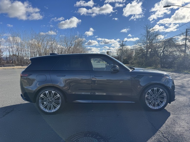 2025 Land Rover Range Rover Sport SE photo 4
