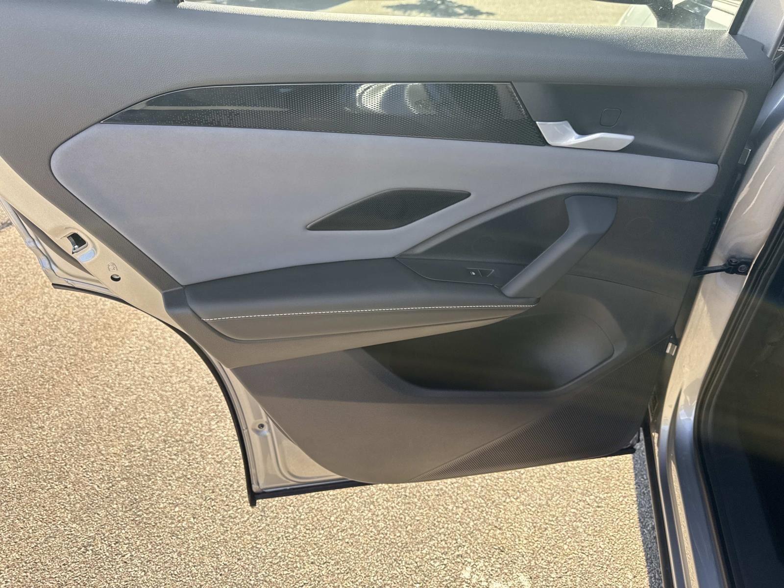 2025 Volkswagen Tiguan SE photo 3