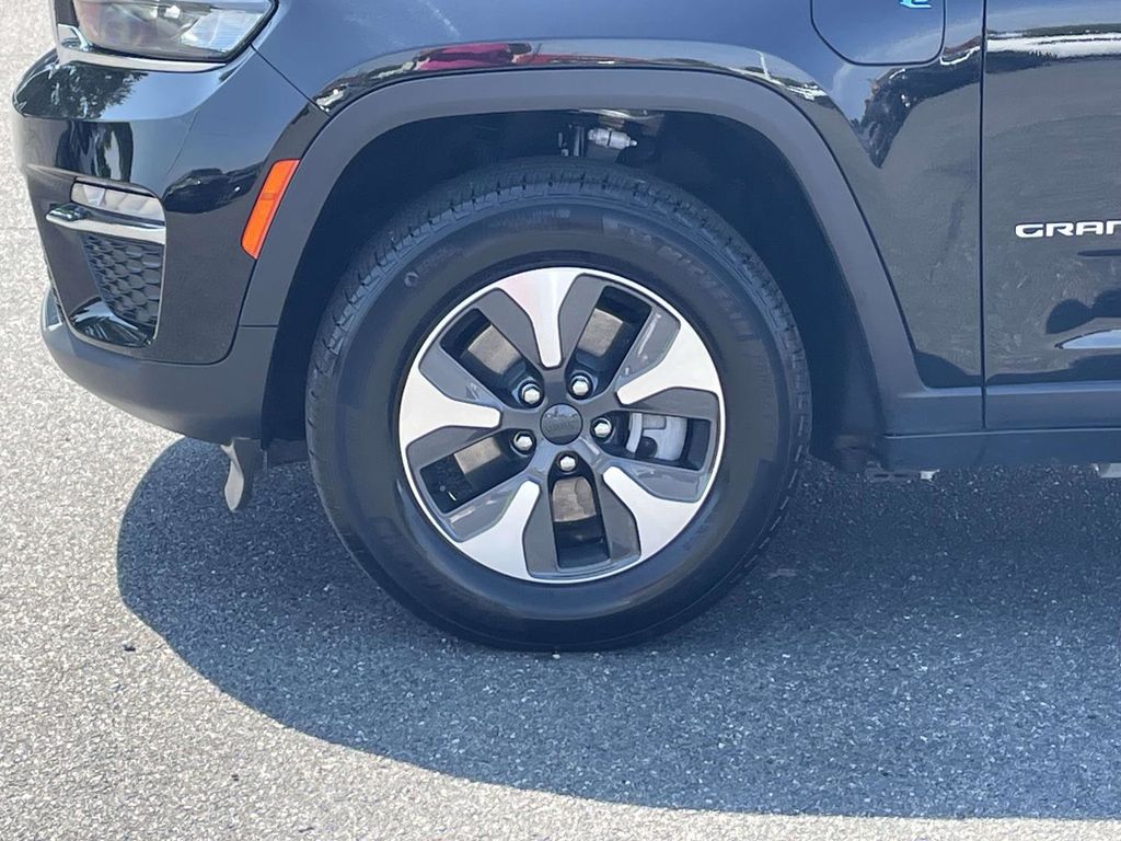 2023 Jeep Cherokee Base photo 9