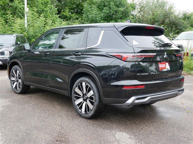 2025 Mitsubishi Outlander SE photo 2