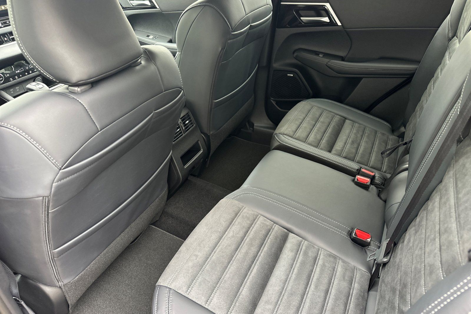 2025 Mitsubishi Outlander SE photo 11