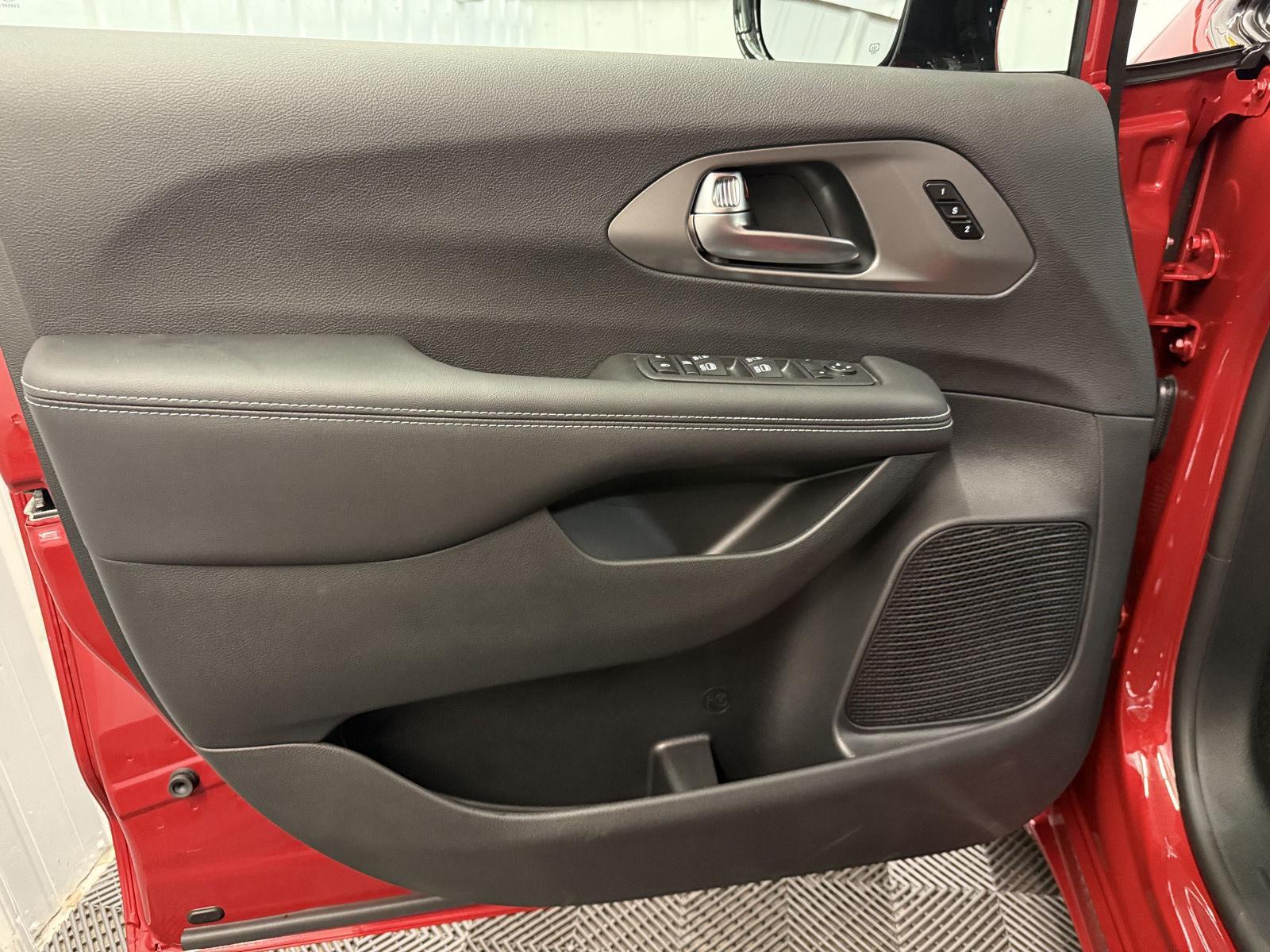2026 Chrysler Pacifica photo 22