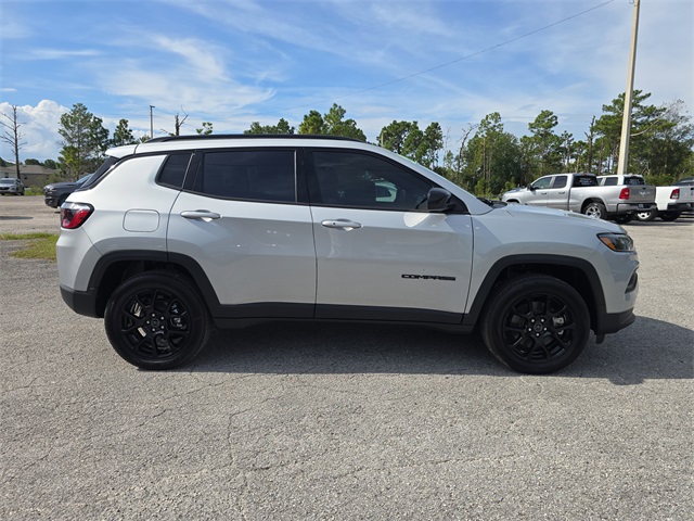 2025 Jeep Compass Latitude photo 2