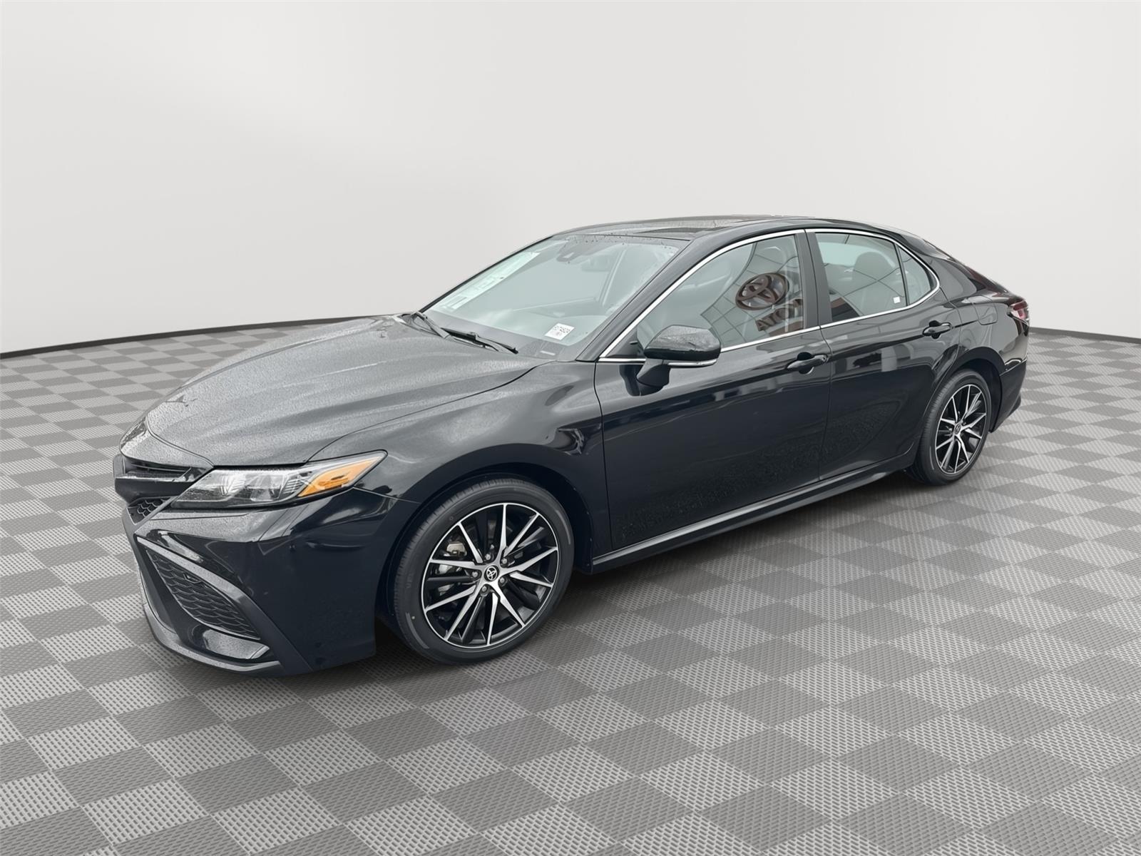2024 Toyota Camry SE's photo