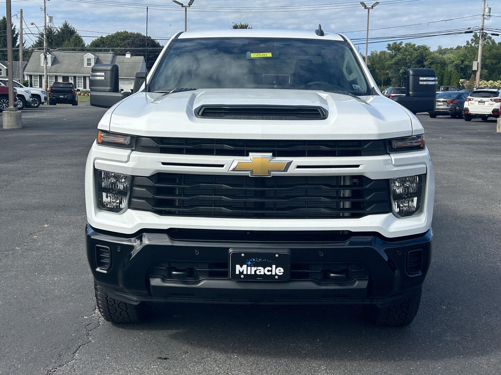 2025 Chevrolet Silverado 2500HD Custom photo 2