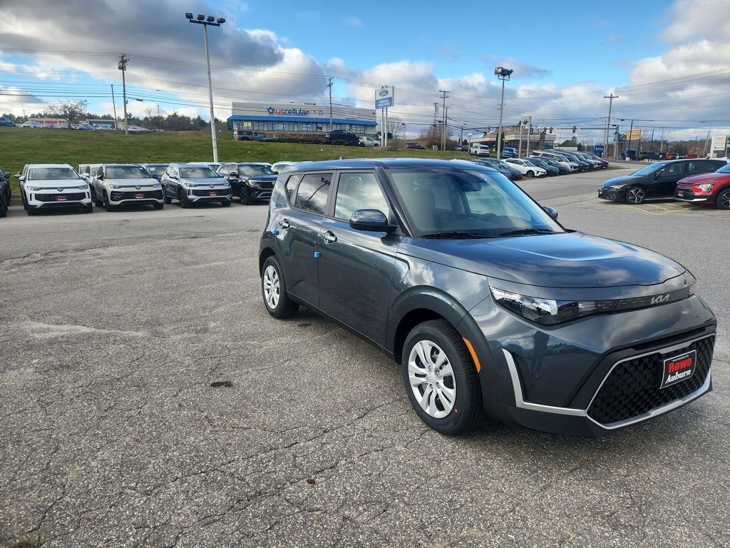 2025 Kia Soul LX's photo