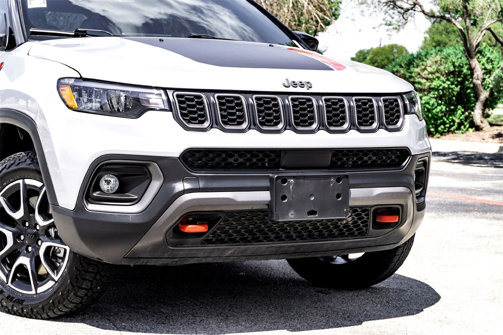 2024 Jeep Compass Trailhawk photo 2