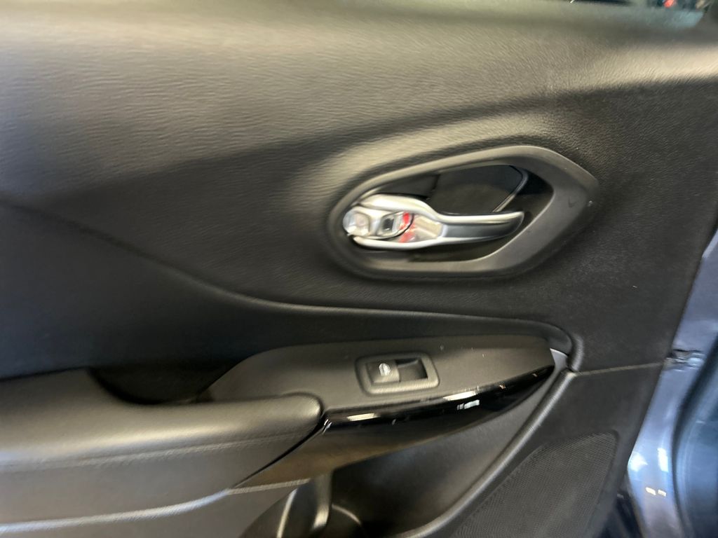 2020 Jeep Cherokee Altitude photo 14