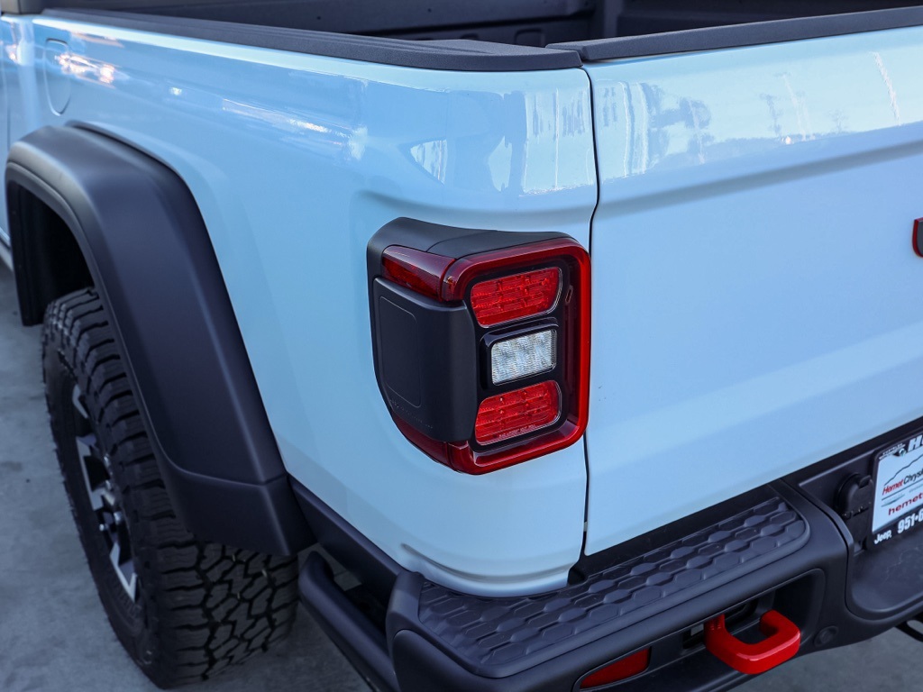 New 2026 Bright White Clear-Coat Exterior Paint Jeep Rubicon image 6