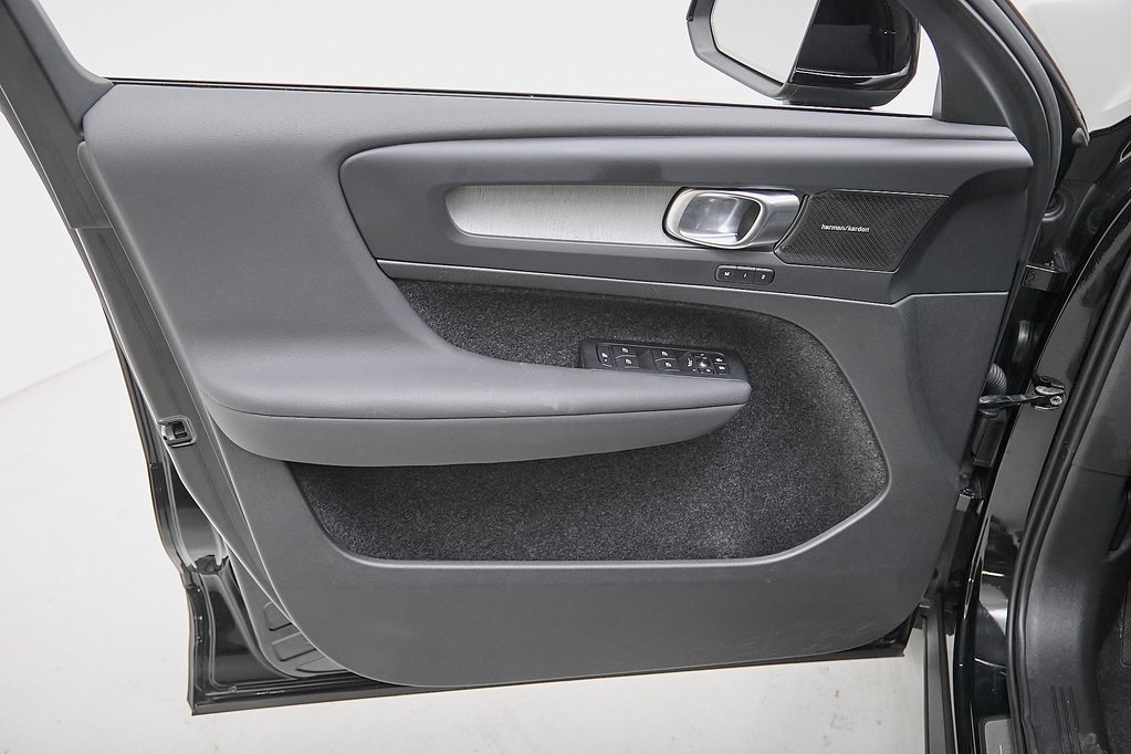 2024 VOLVO XC40 - Image 10