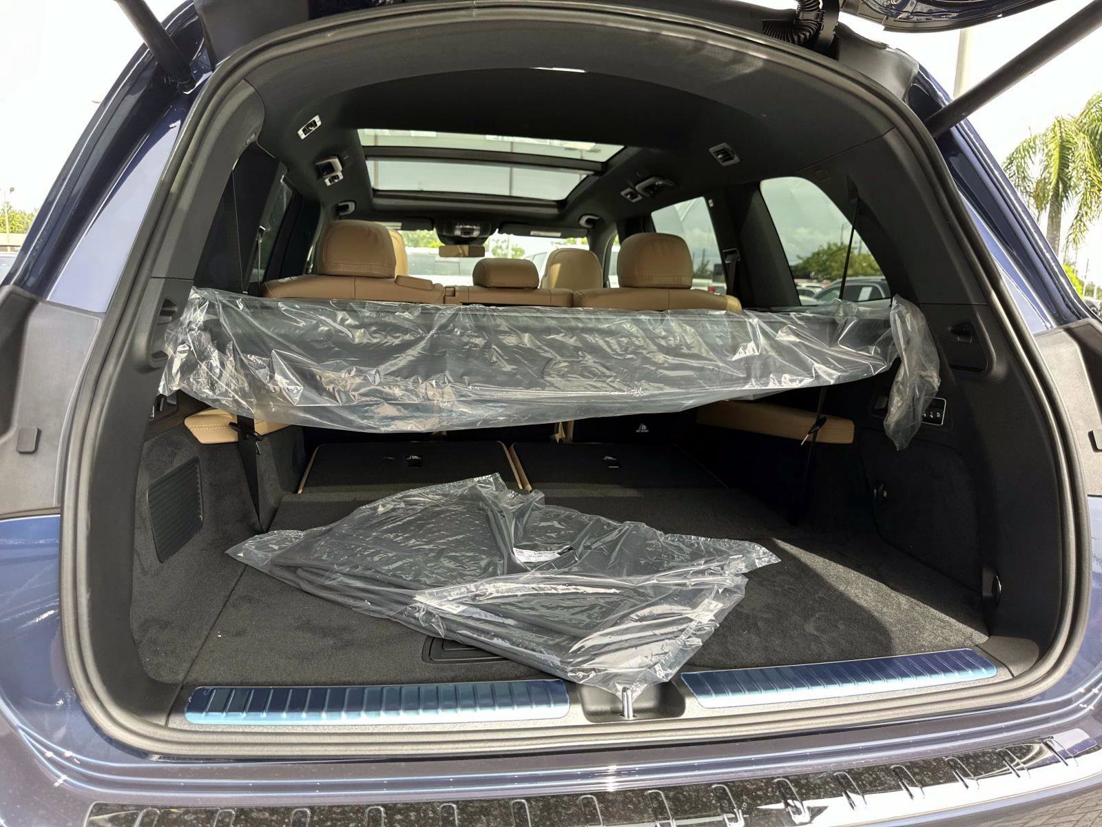 2026 Mercedes Benz GLS 450 4MATIC photo 4