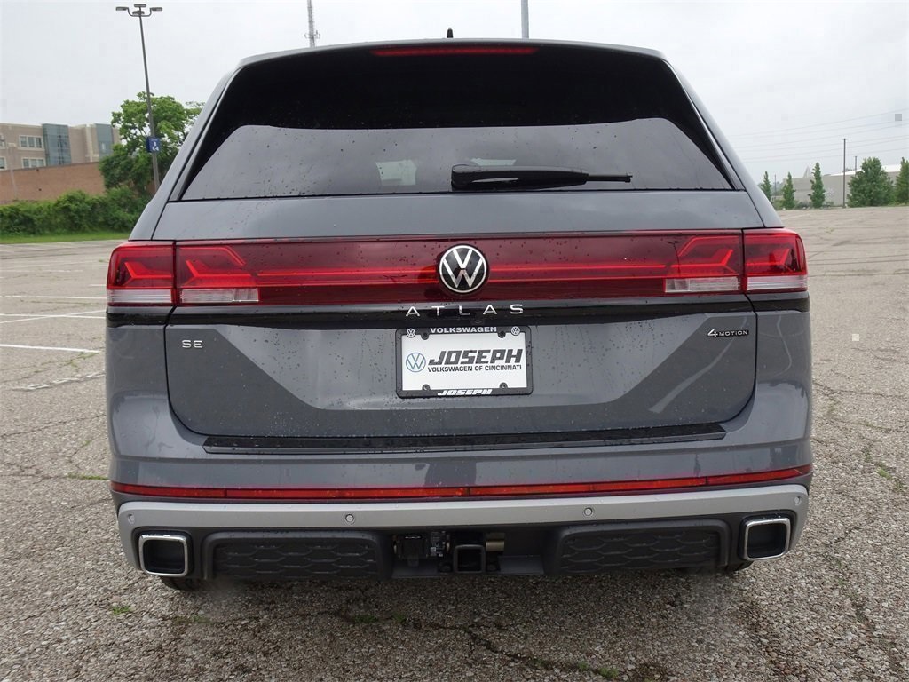 2025 Volkswagen Atlas Peak Edition SE photo 2
