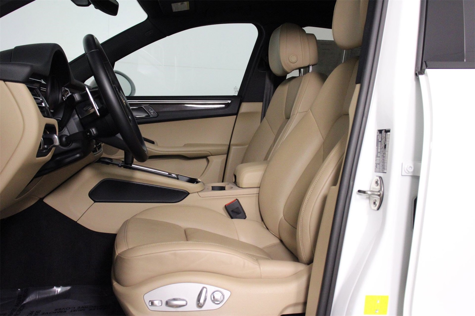 2024 Porsche Macan T photo 4